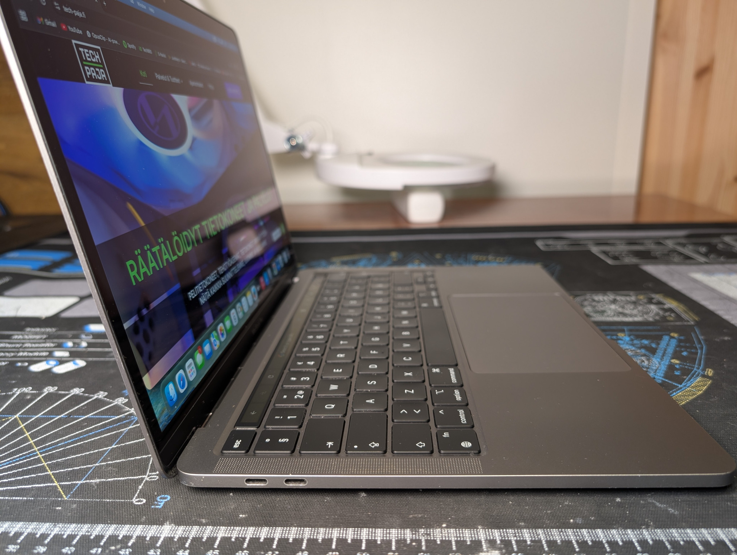 MacBook Pro sivusta kuvattuna - USB C liitännät