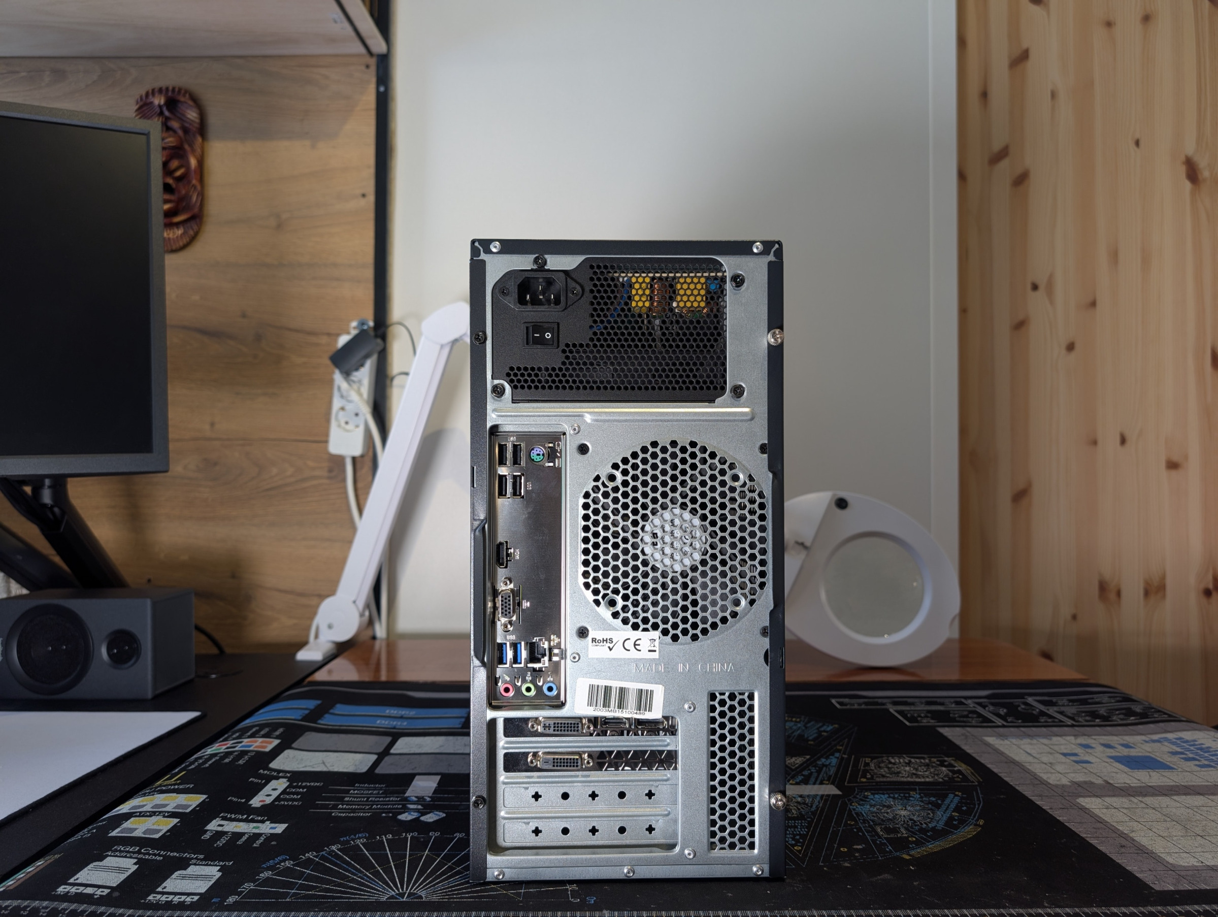 Pelikone takaa kuvattuna, liitännät