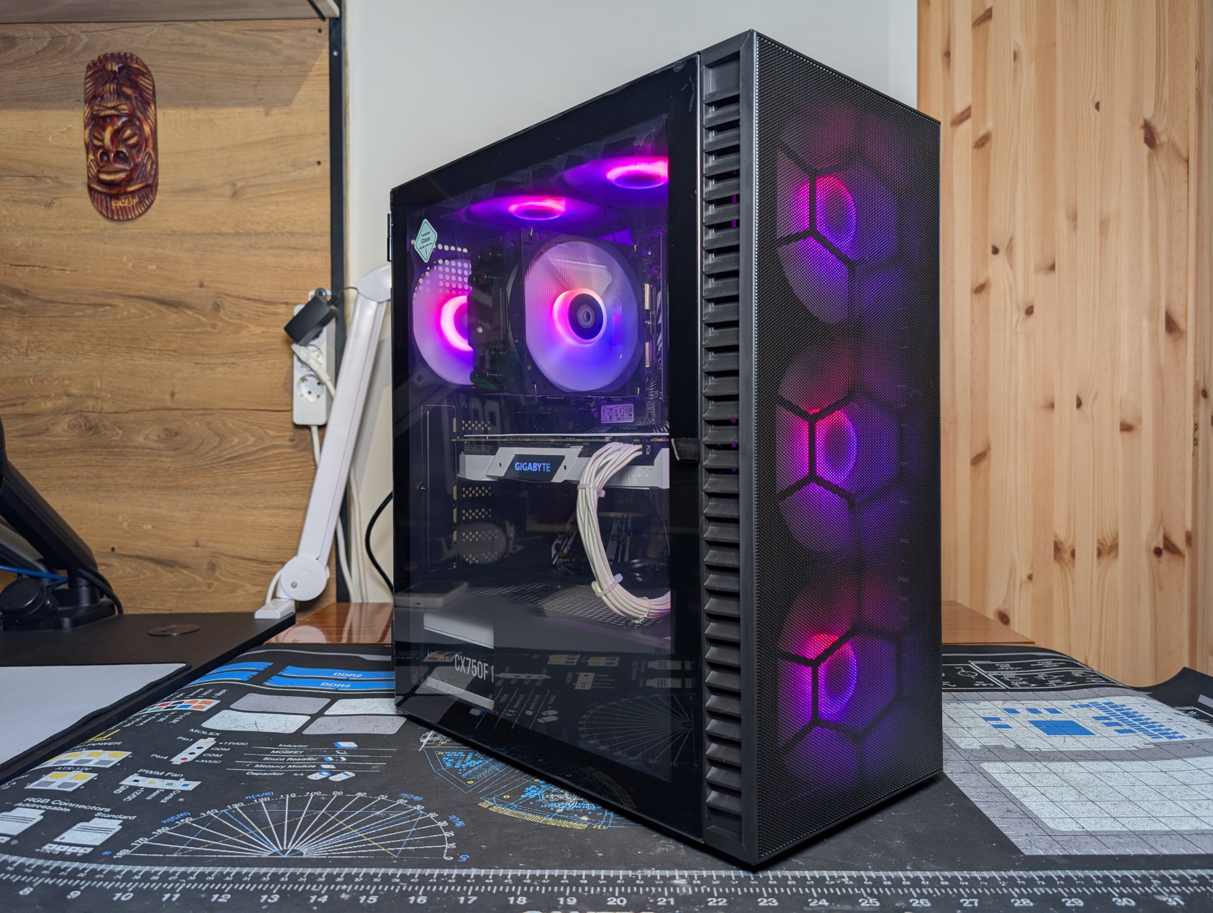 Pelikone viistosta kuvattuna