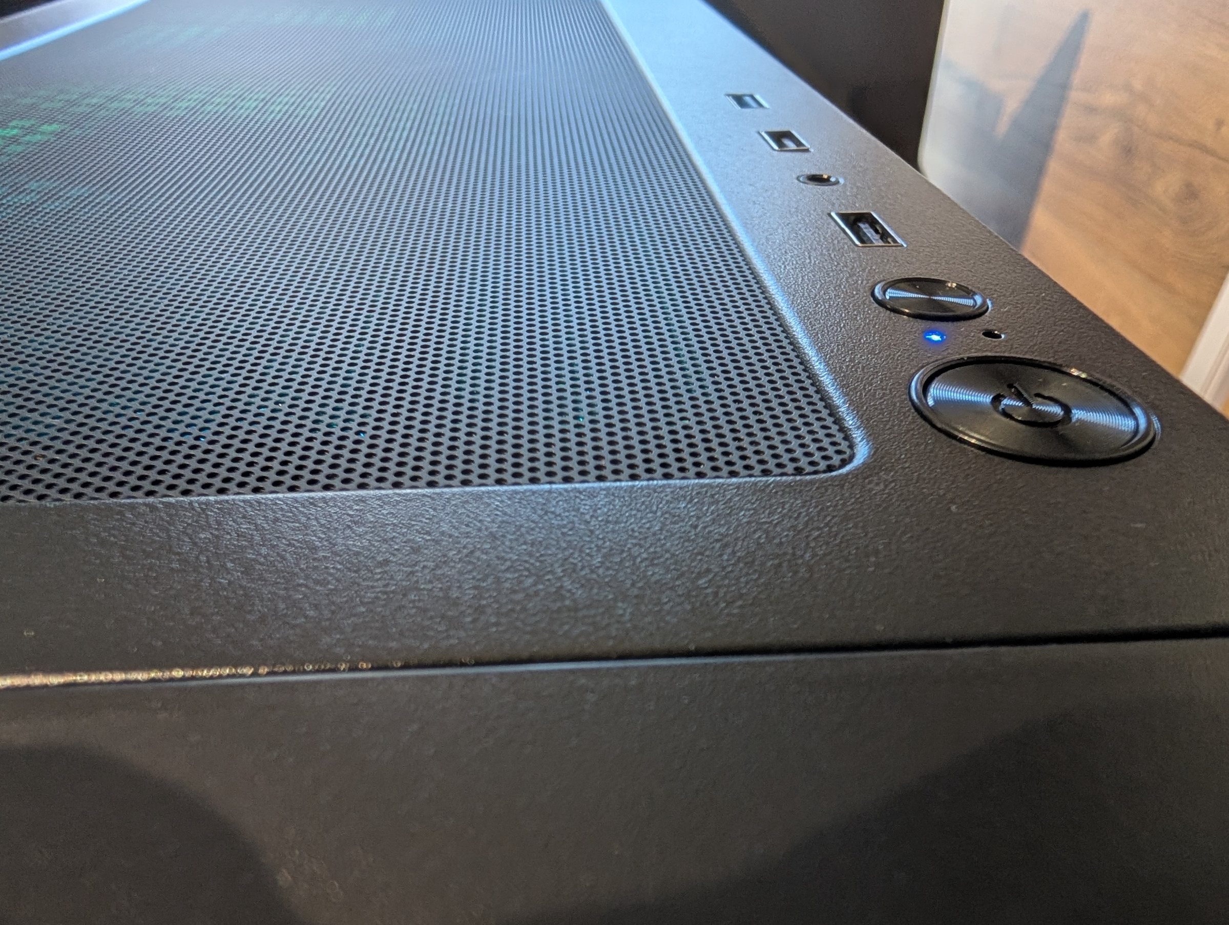 Pelikone - etupaneelin liitännät