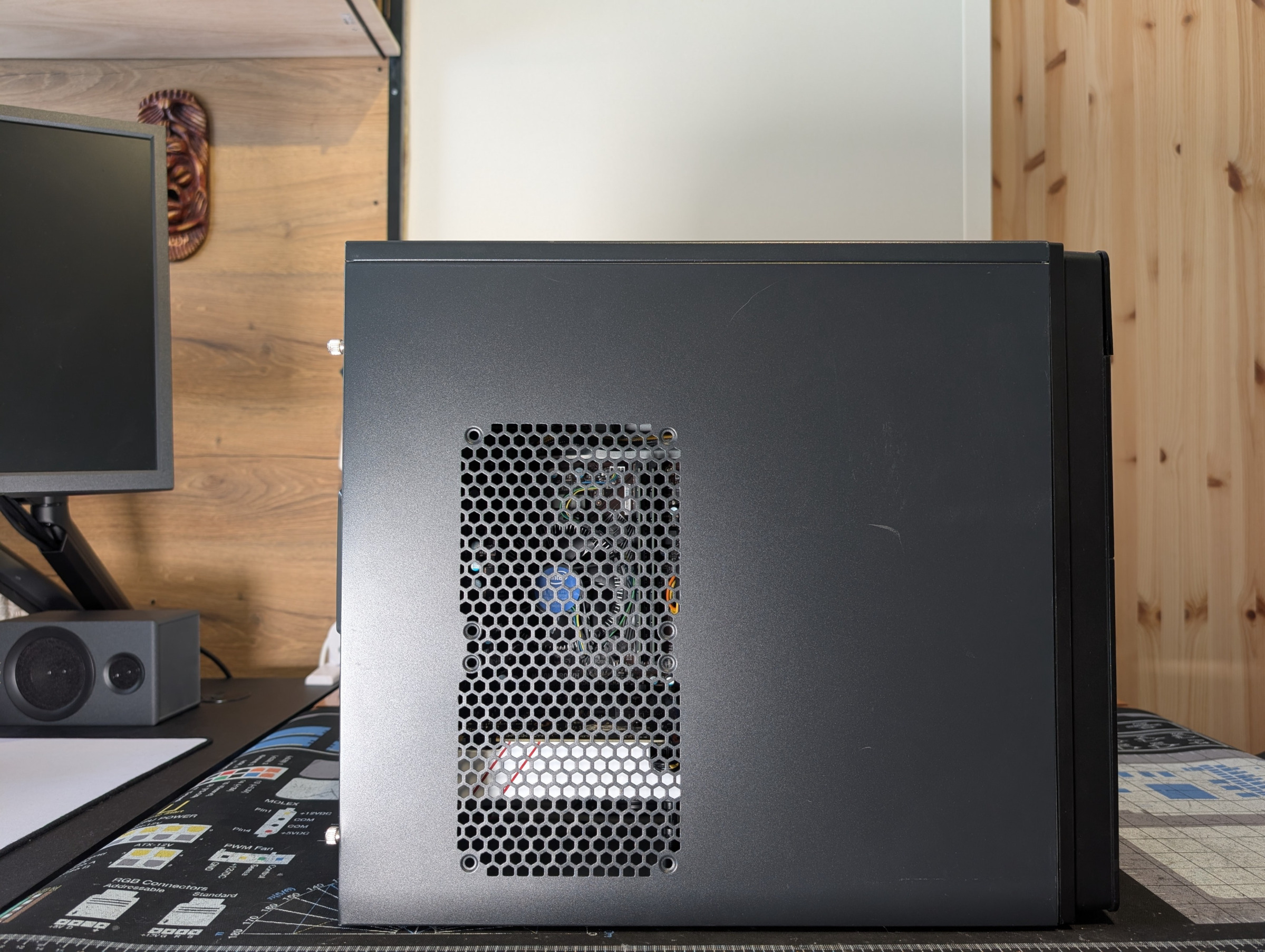 Pelikone sivulta kylkipaneeli paikallaan