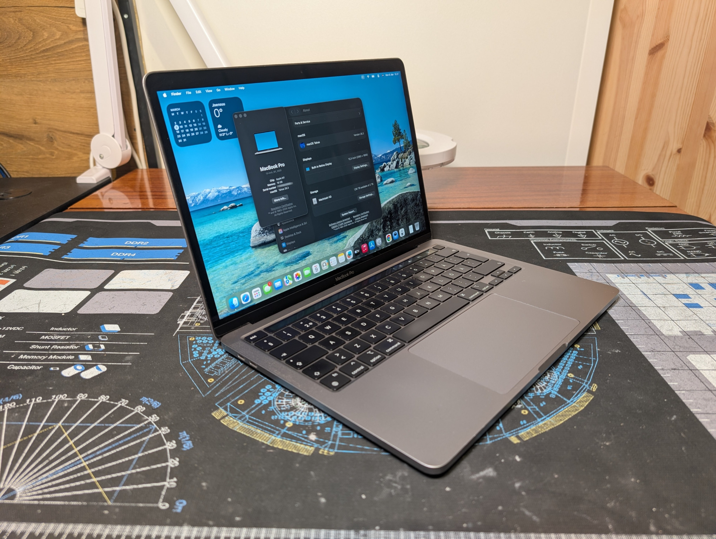 MacBook Pro viistosta kuvattuna - toinen puoli