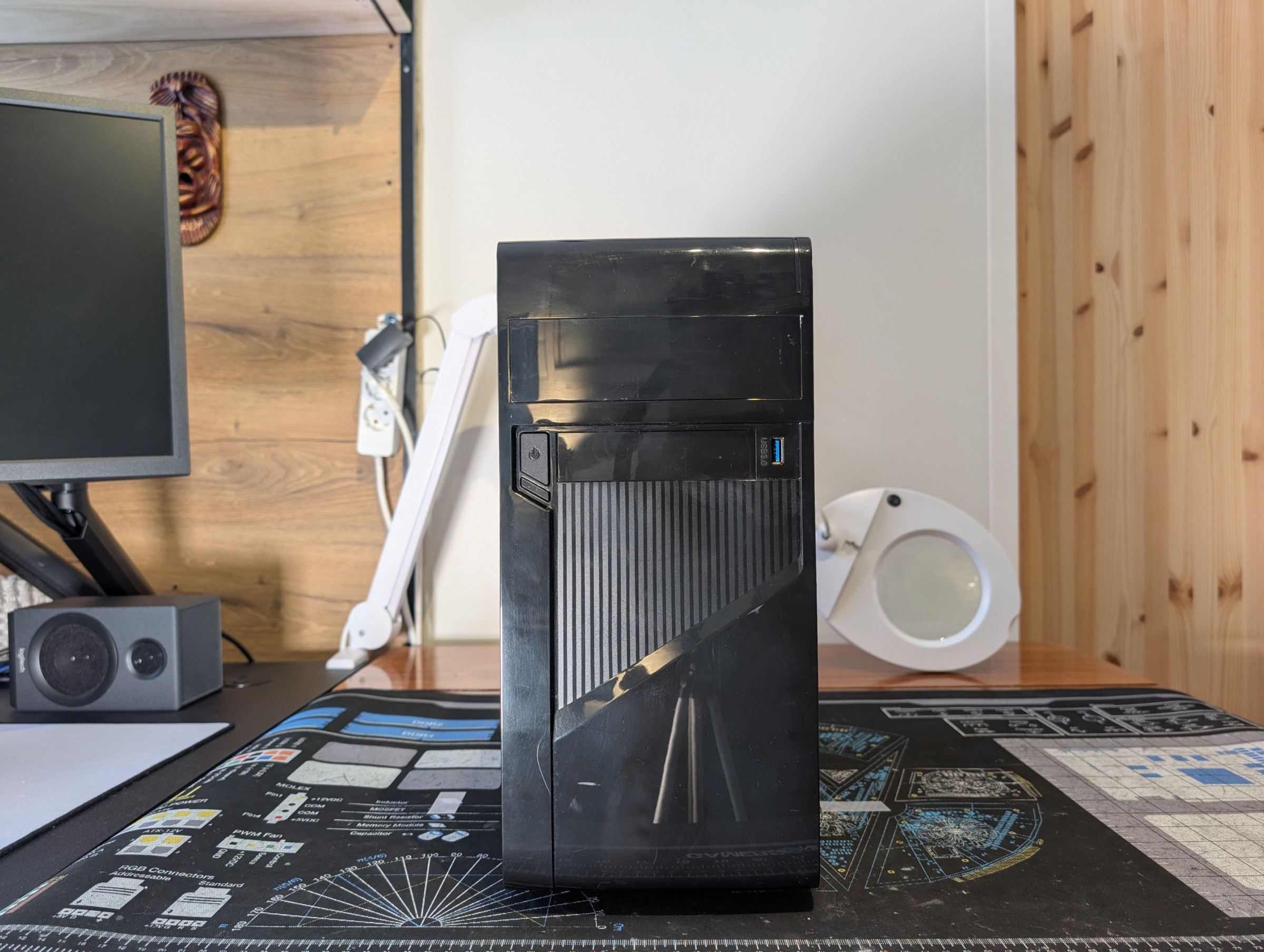 Pelikone edestä kuvattuna