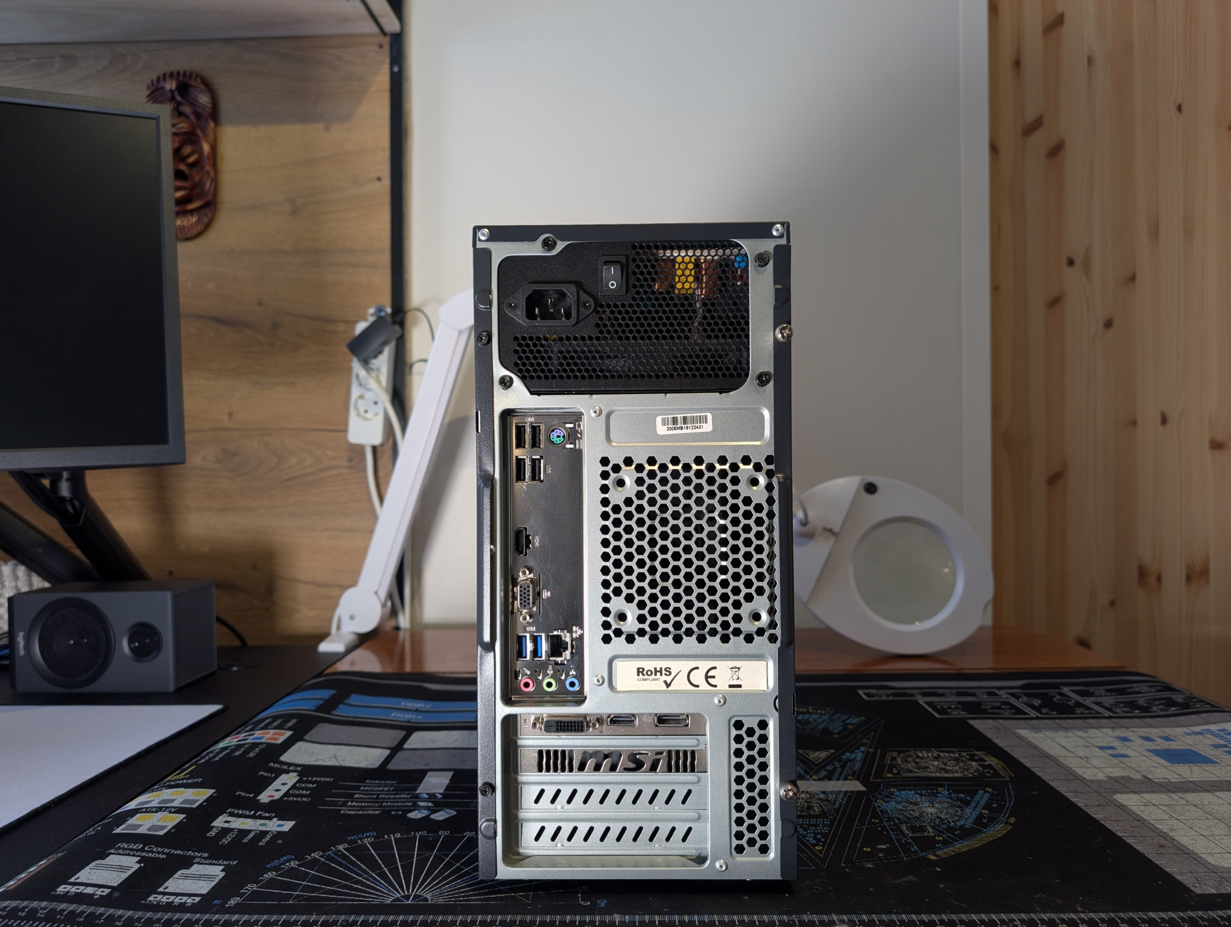 Pelikone takaa kuvattuna, liitännät