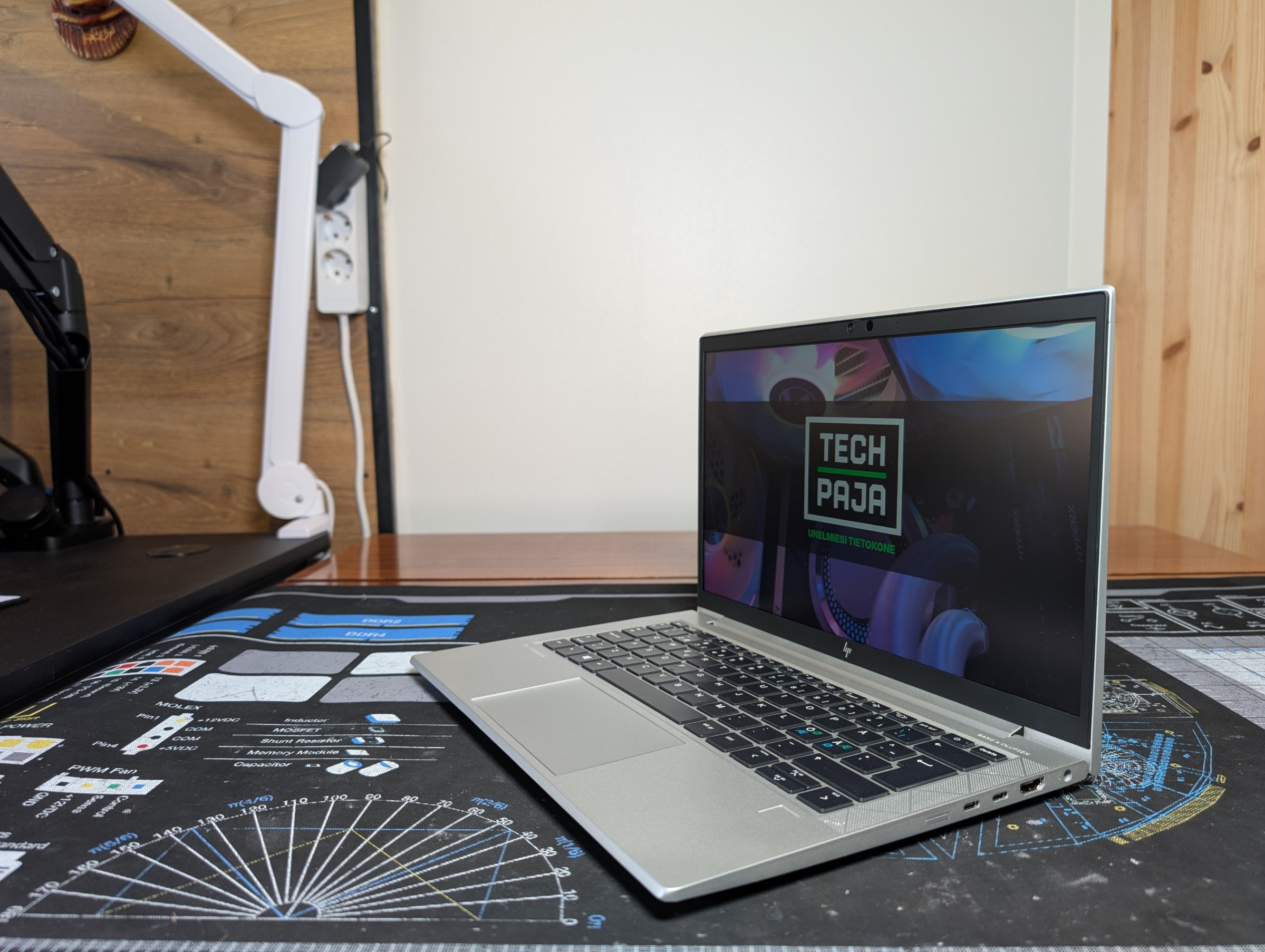 Kannettava tietokone viistosta kuvattuna