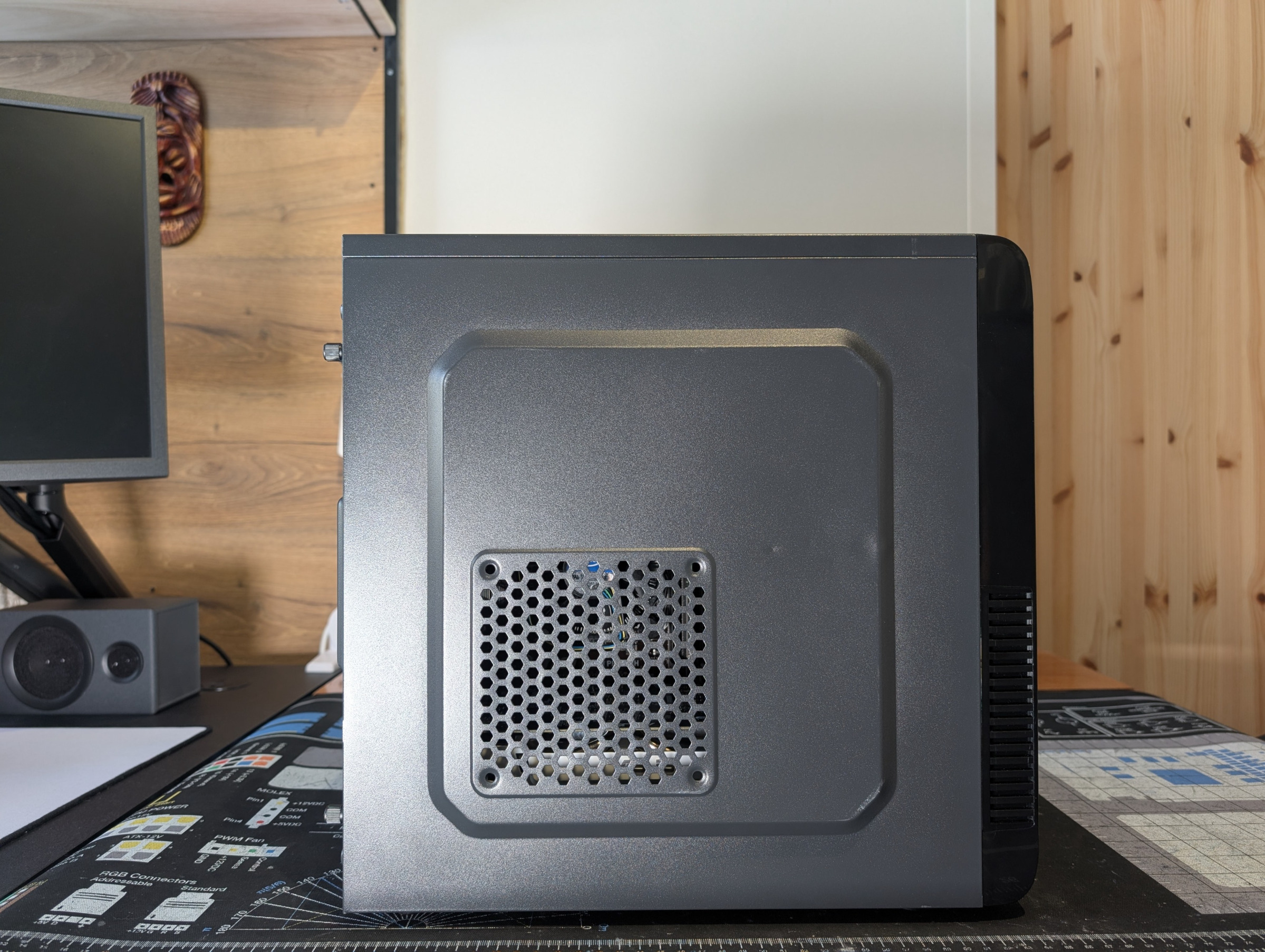 Pelikone sivulta kylkipaneeli paikallaan