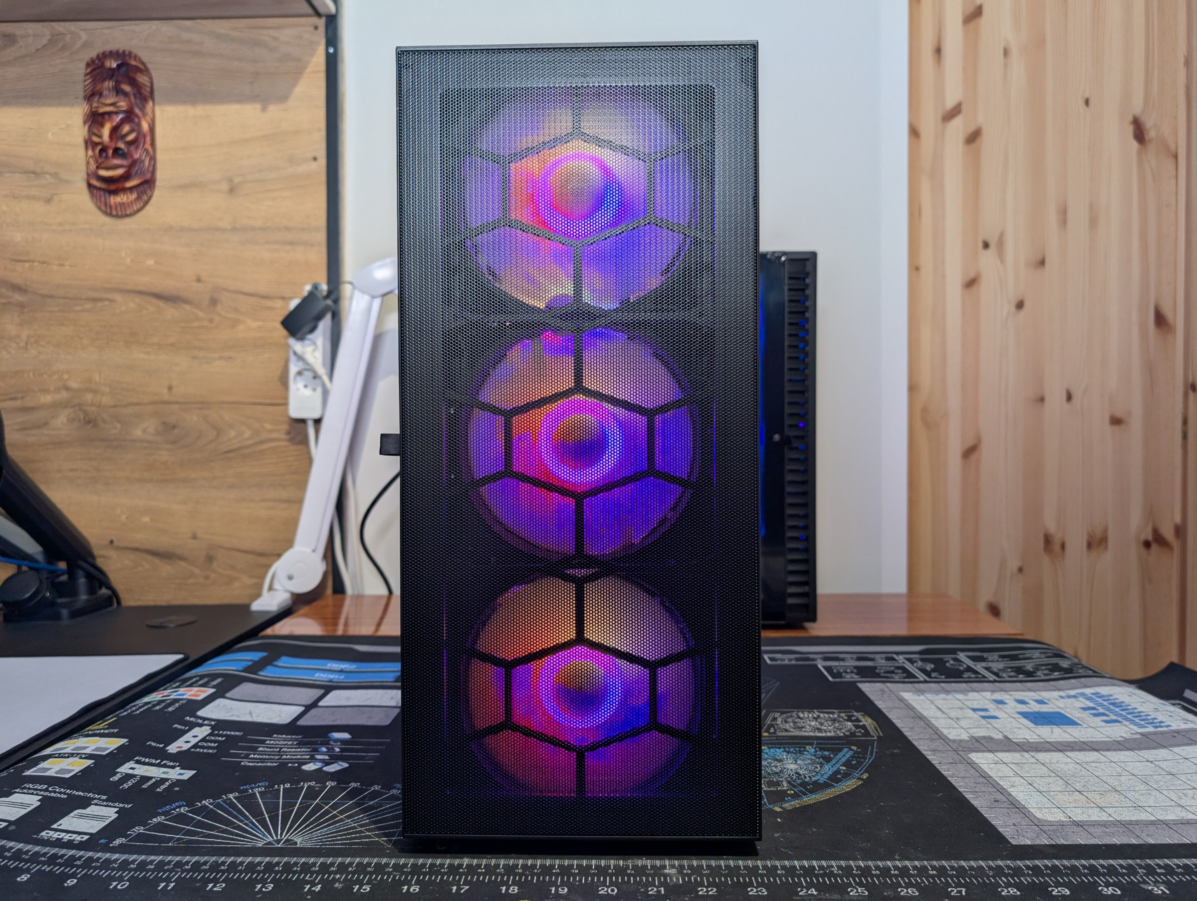 Pelikone suoraan edestä kuvattuna