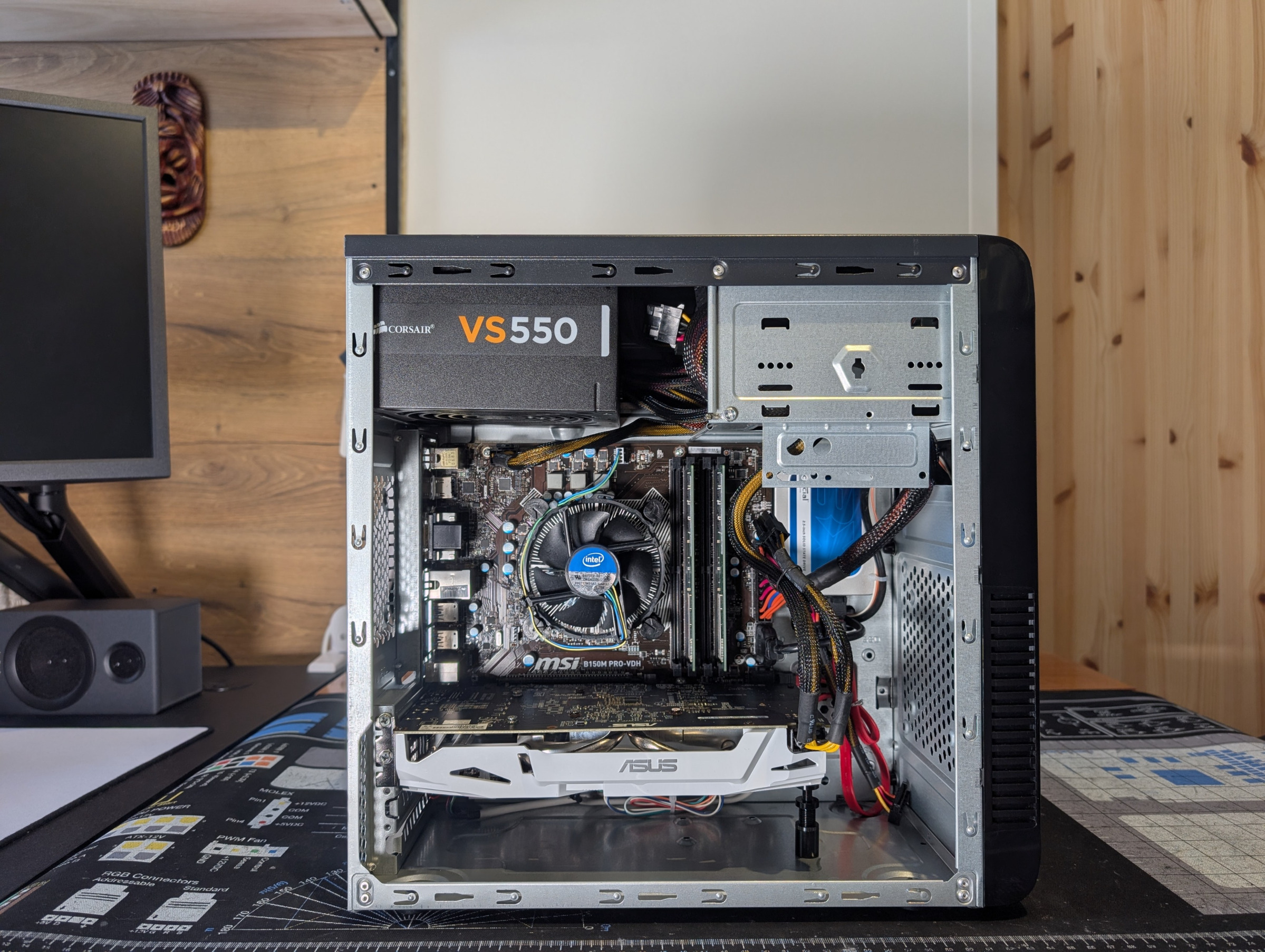 Pelikone sivusta kylkipaneeli poistettuna