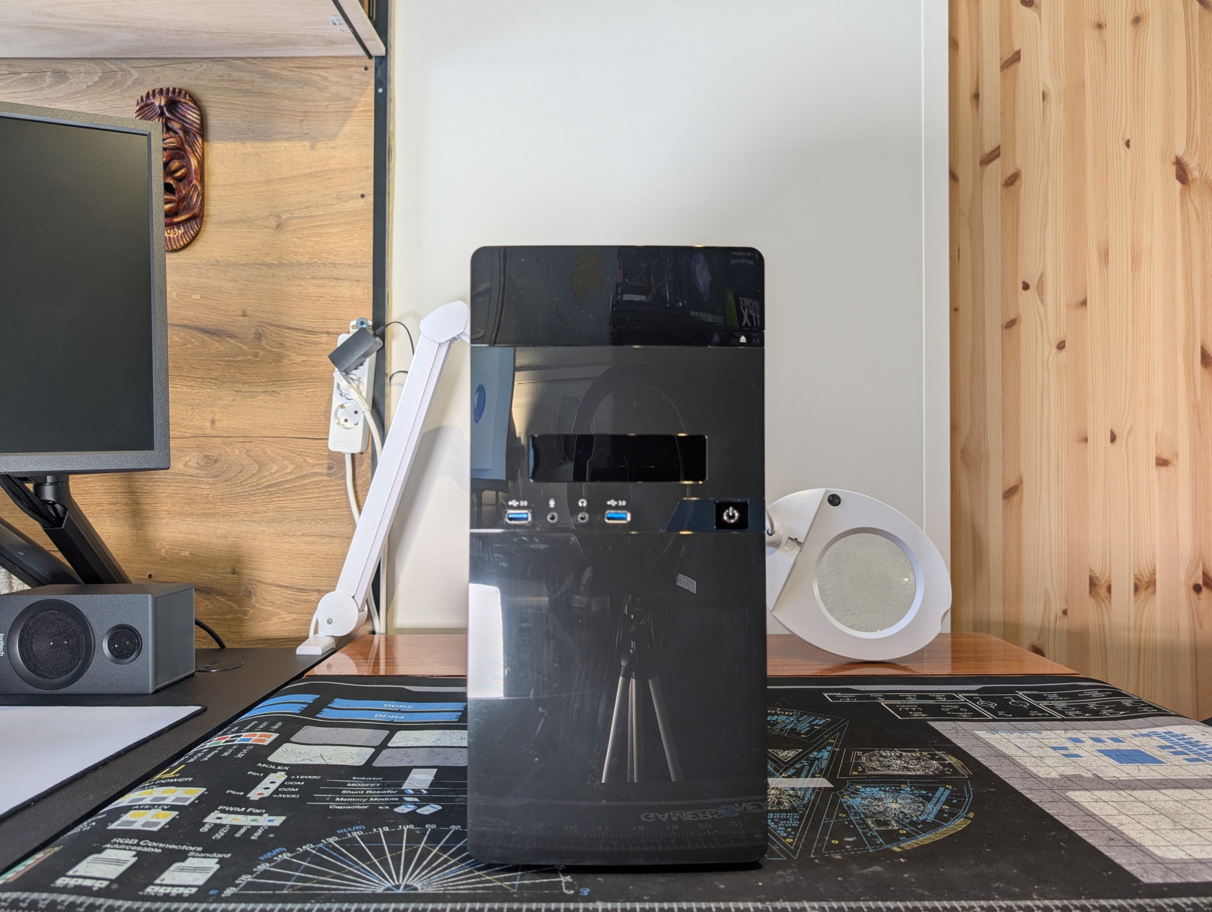 Pelikone edestä kuvattuna