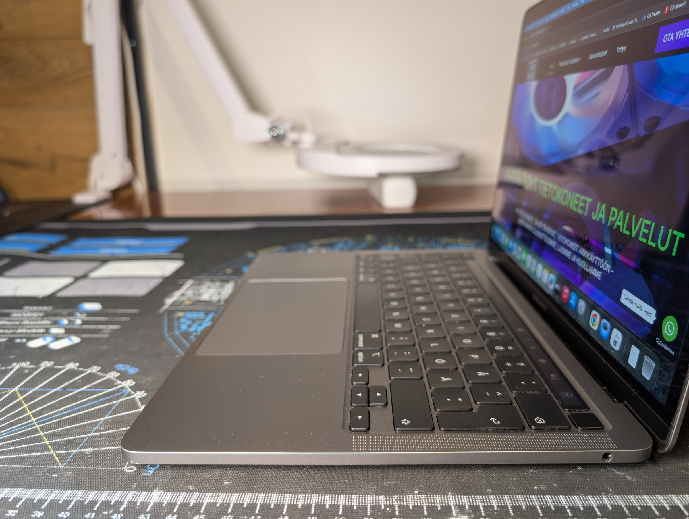 MacBook Pro sivusta kuvattuna - 3,5mm audioliitäntä