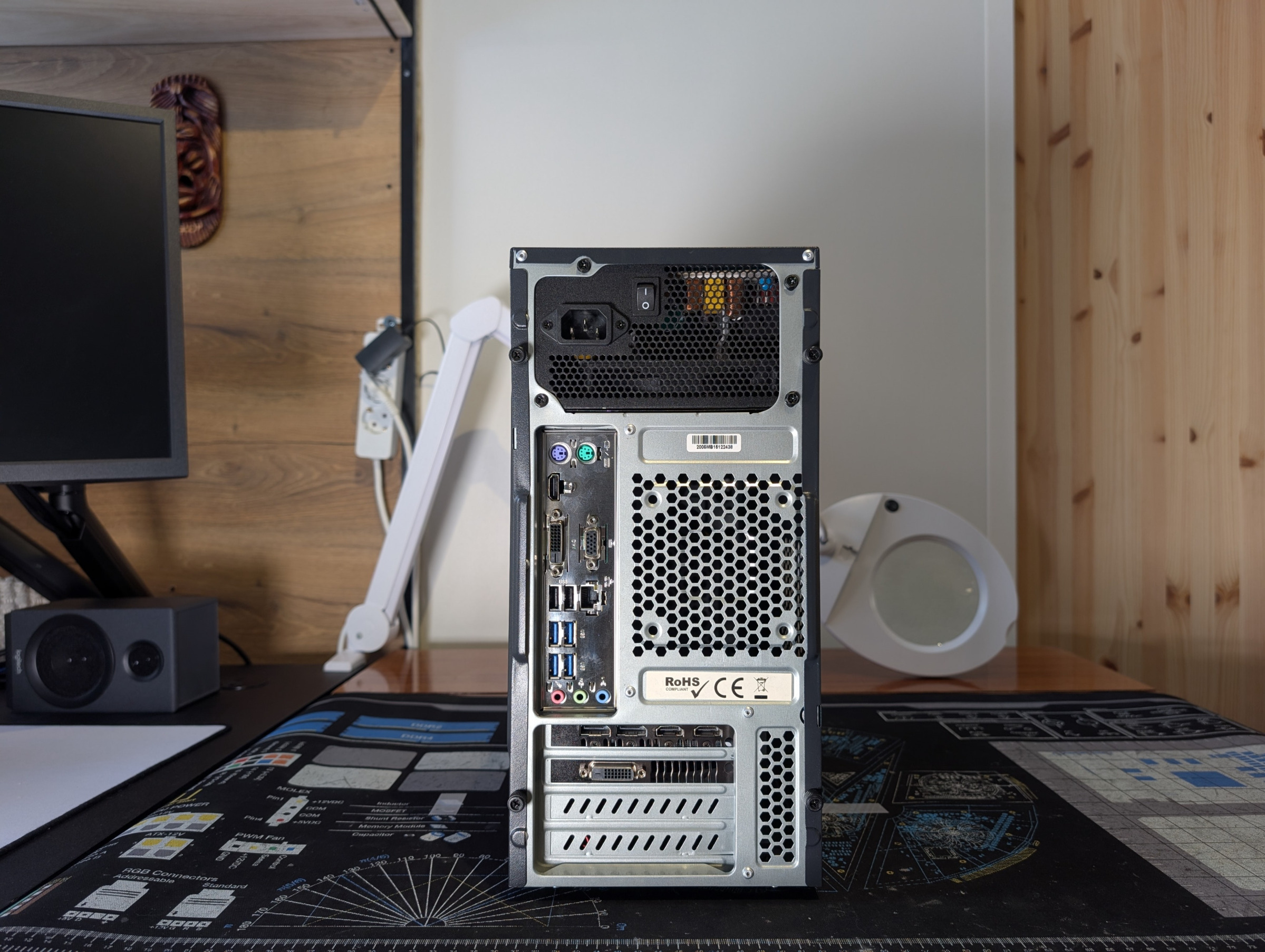 Pelikone takaa kuvattuna, liitännät