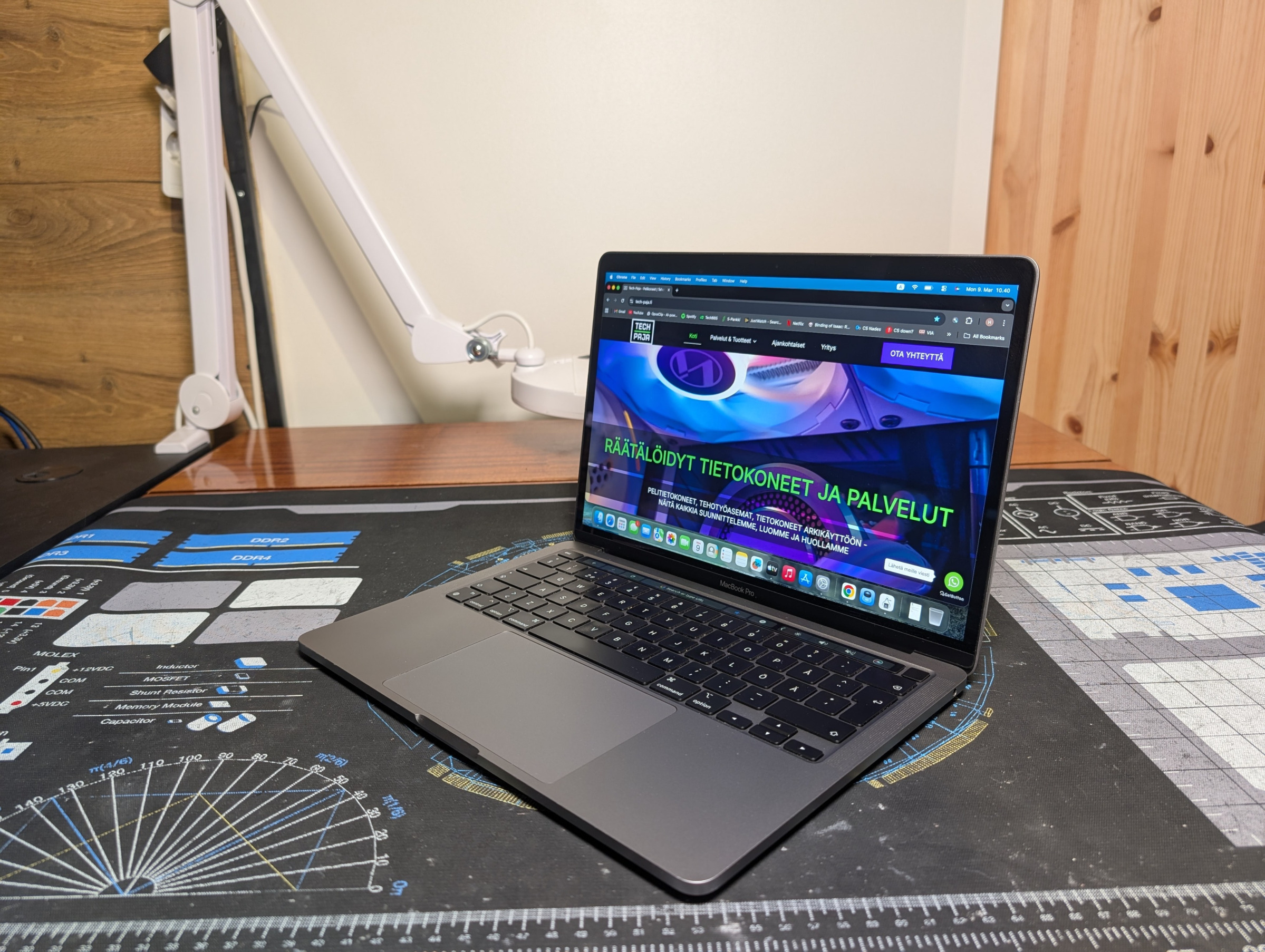 MacBook Pro viistosta kuvattuna