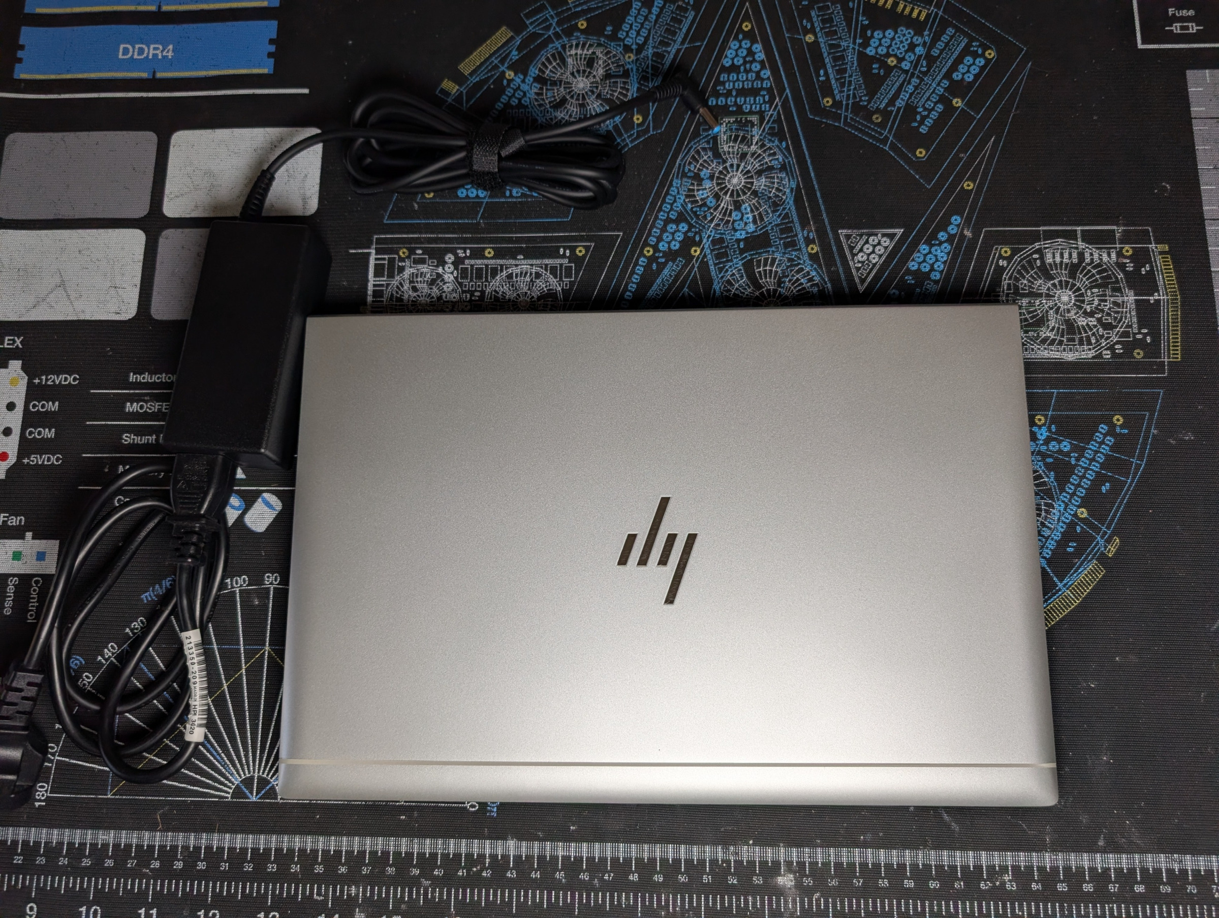 Käytetty kannettava tietokone & virtalähde