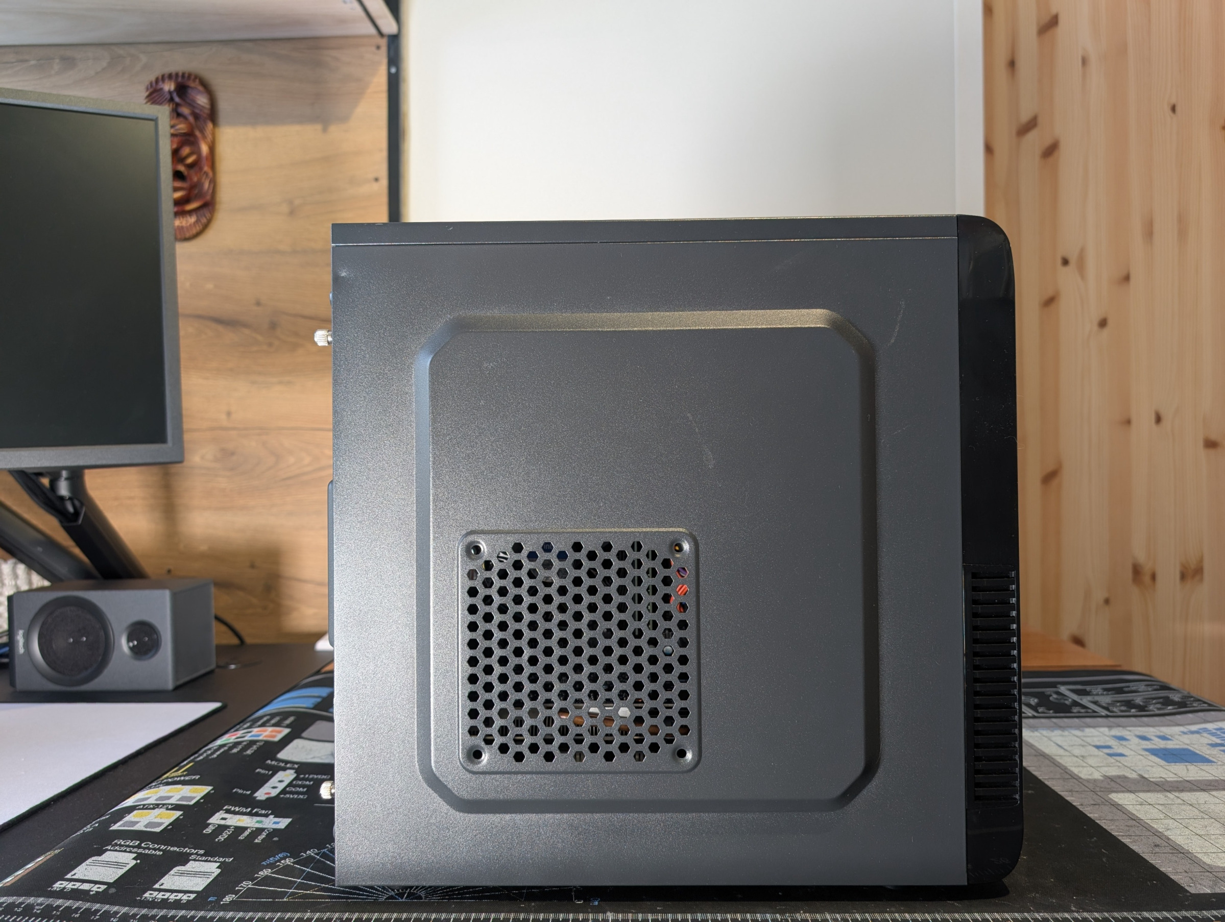 Pelikone sivulta kylkipaneeli paikallaan