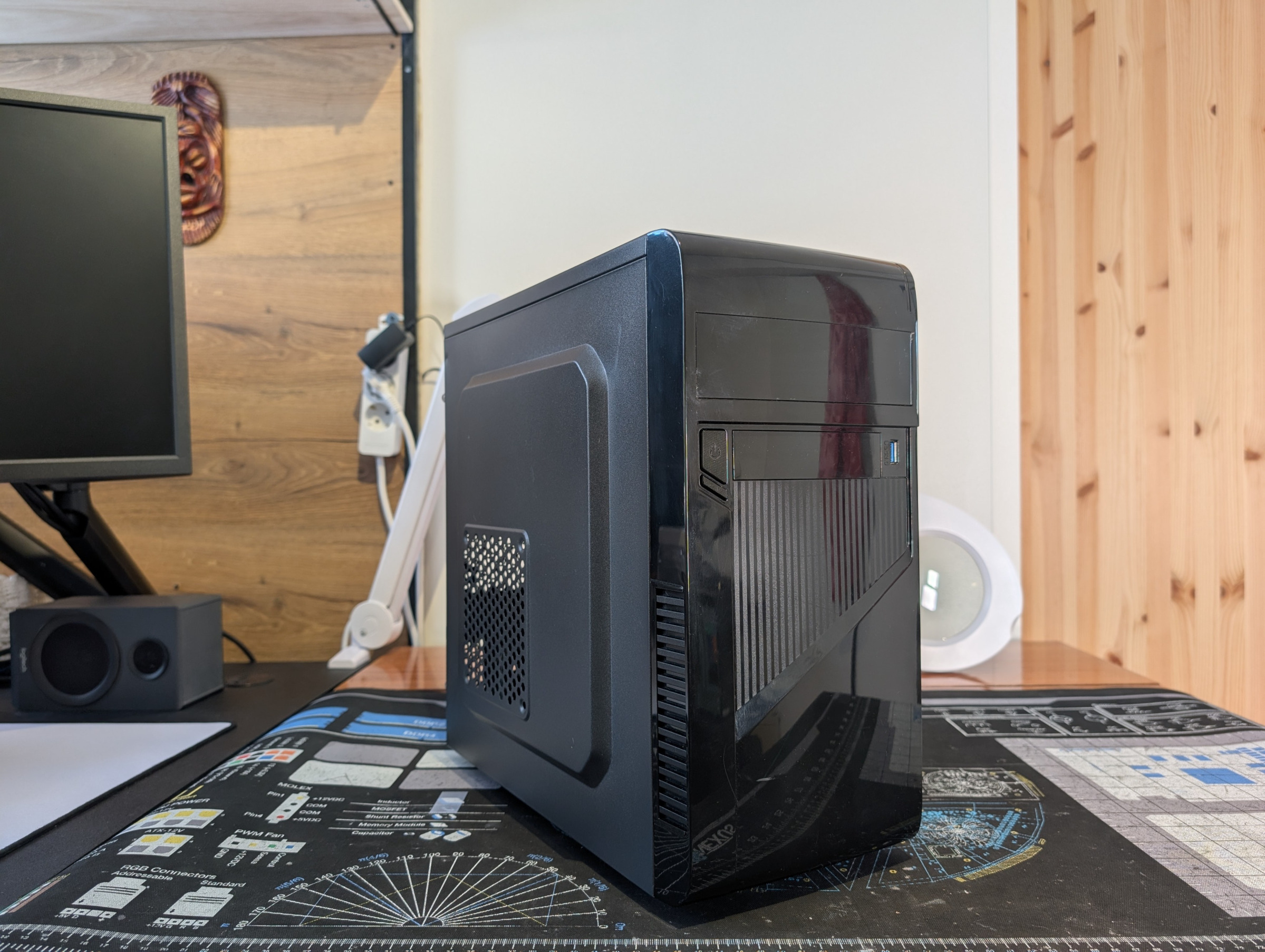 Pelikone viistosta kuvattuna