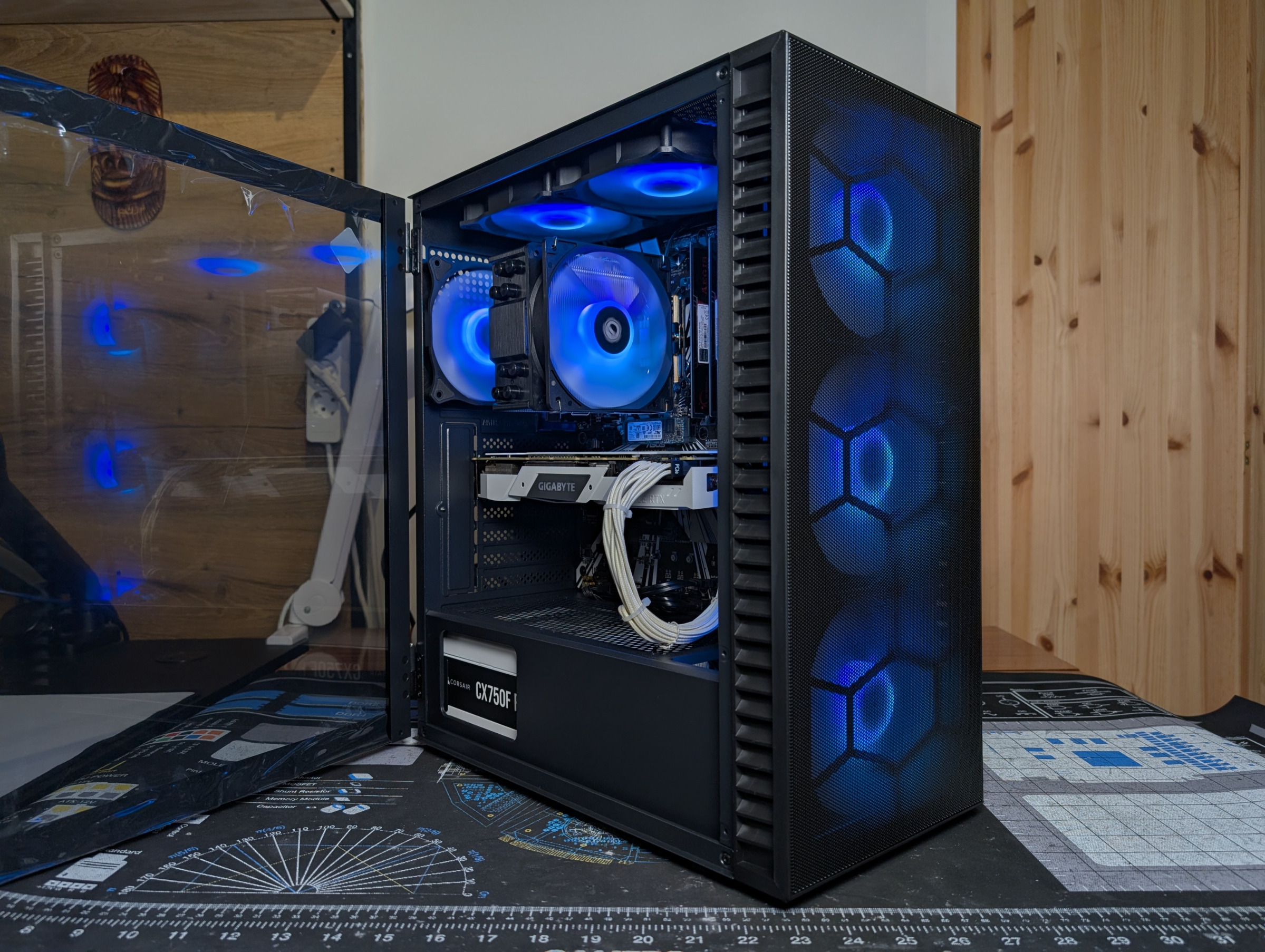 Pelikone viistosta kuvattuna 2