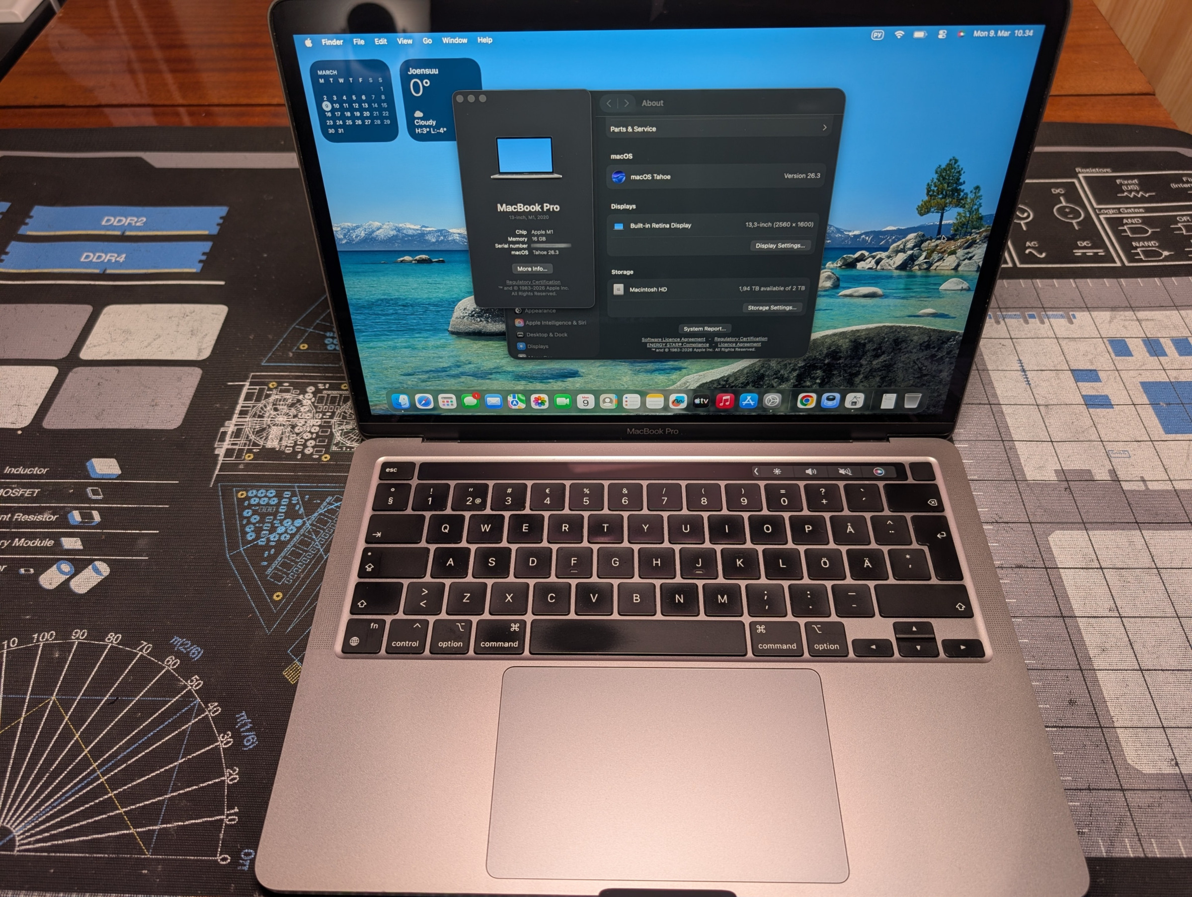 MacBook Pro yläviistosta kuvattuna