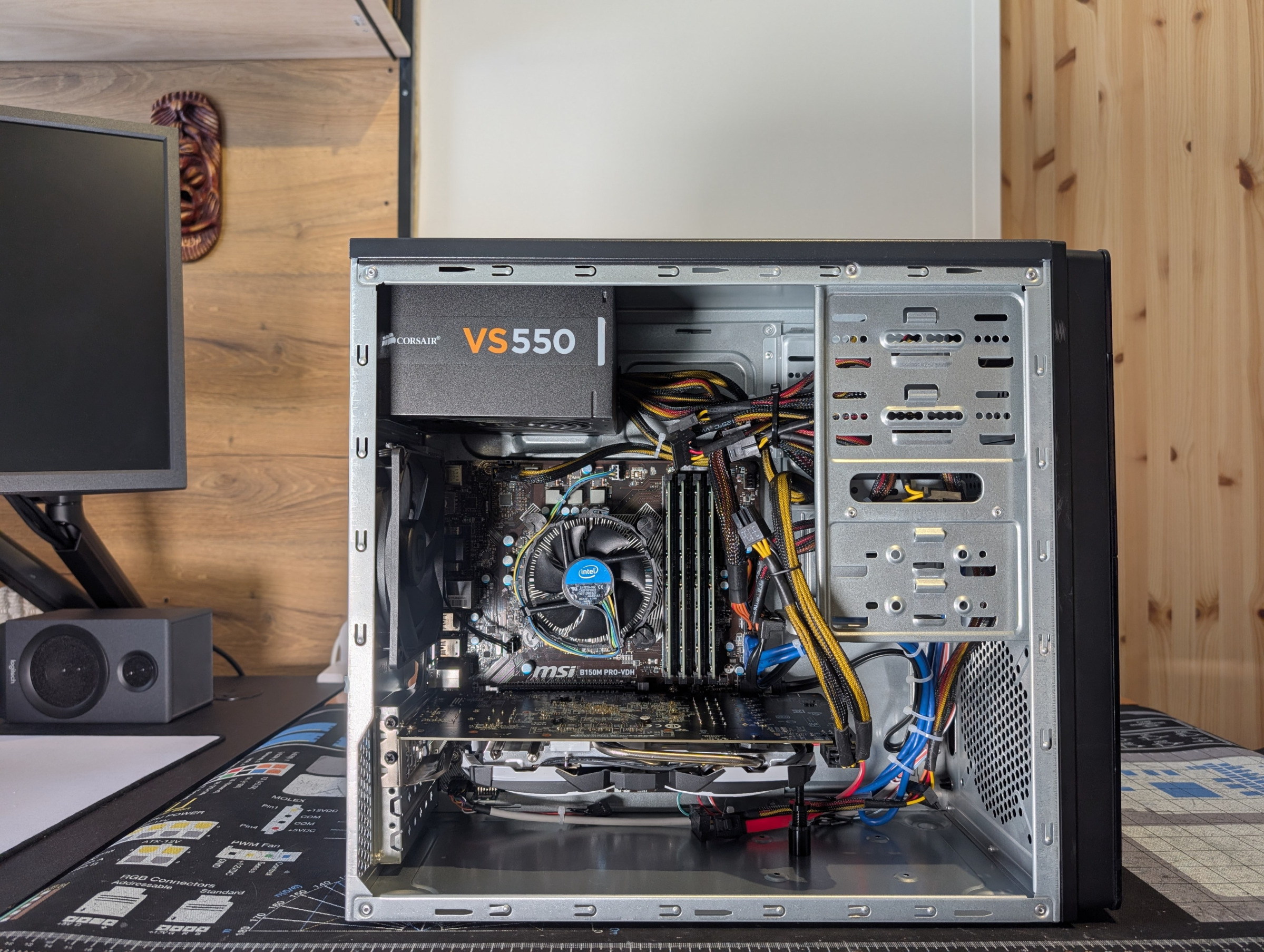 Pelikone sivusta kylkipaneeli poistettuna