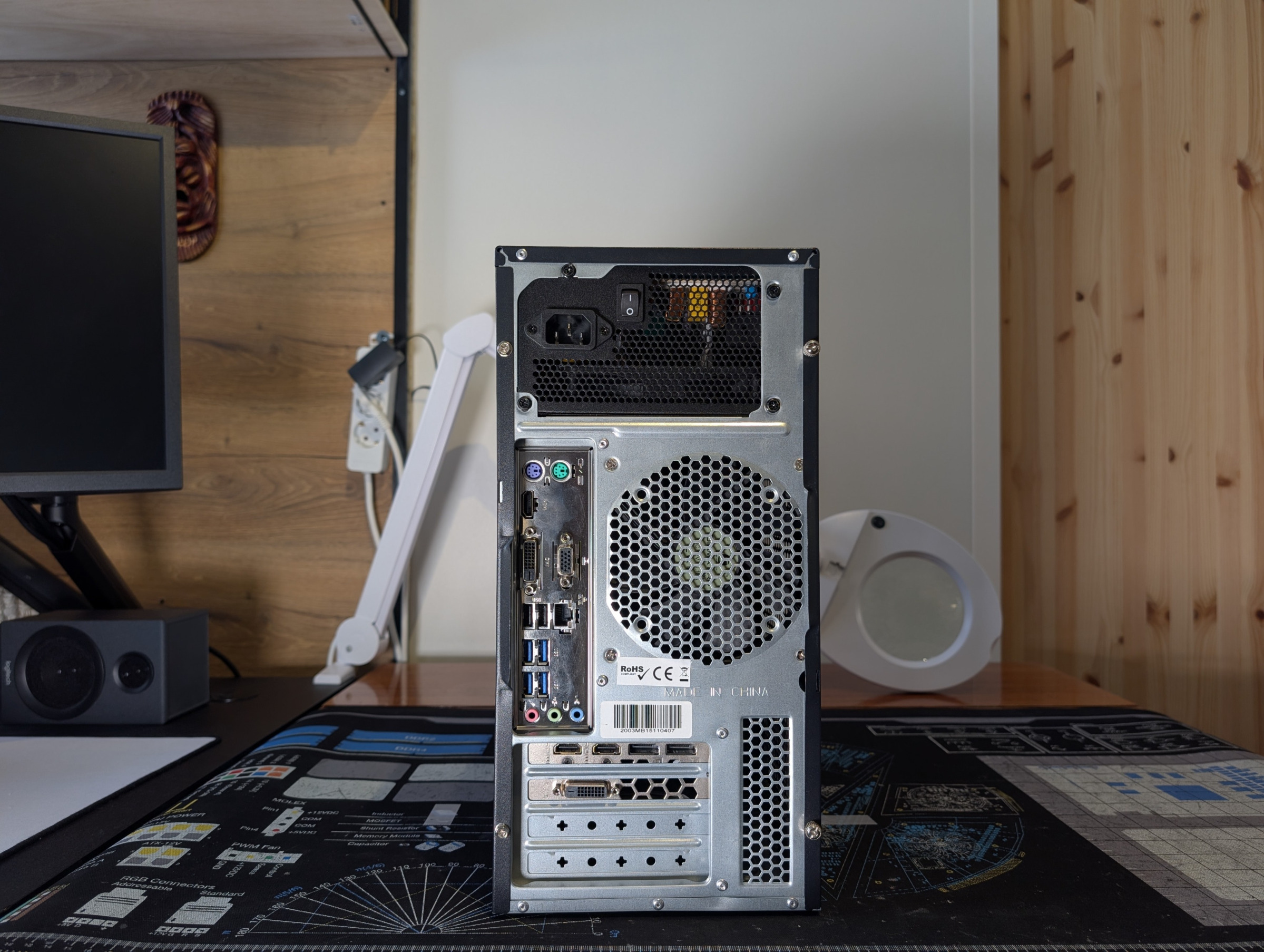 Pelikone takaa kuvattuna, liitännät