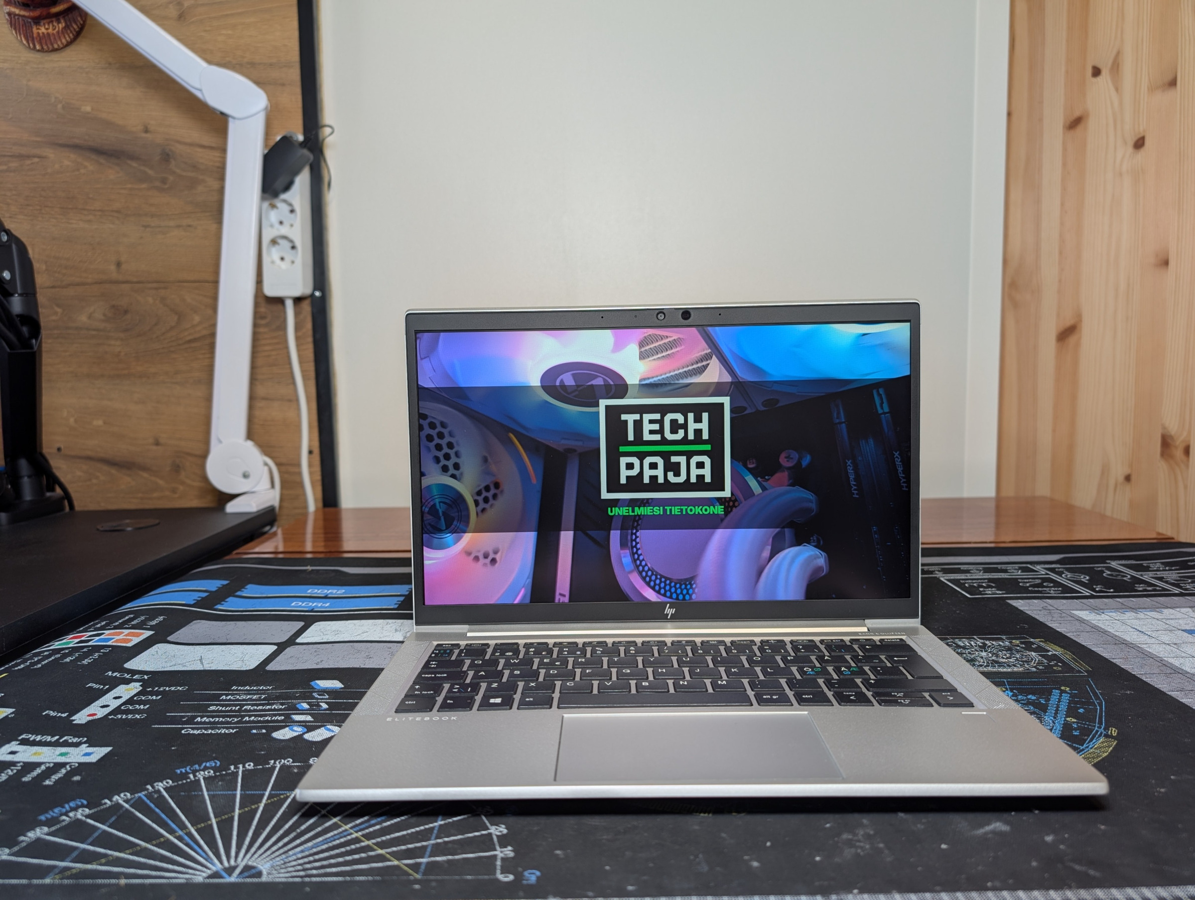 Kannettava tietokone edestä kuvattuna