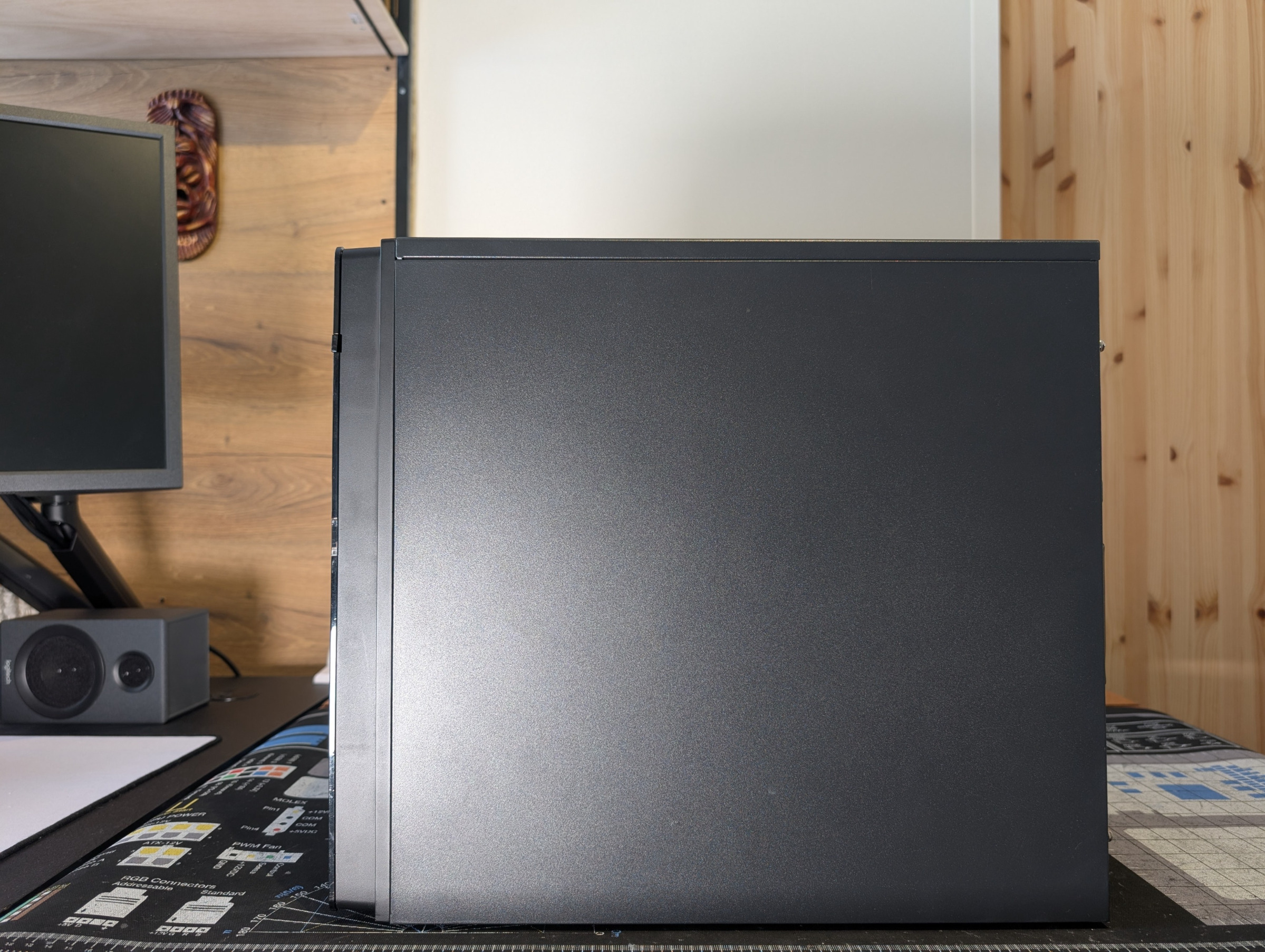 Pelikone toisesta sivusta kuvattuna