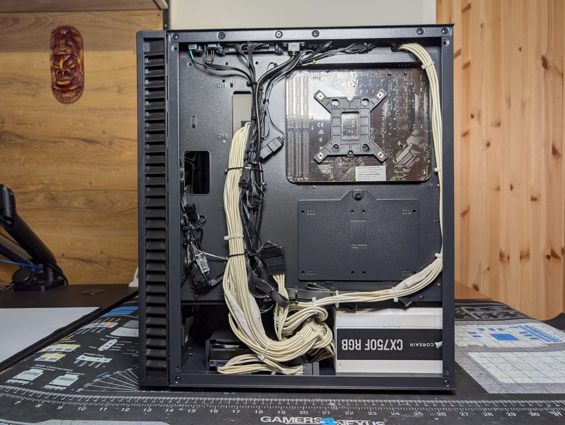 Pelikone toisesta sivusta kuvattuna - kaapelinhallinta