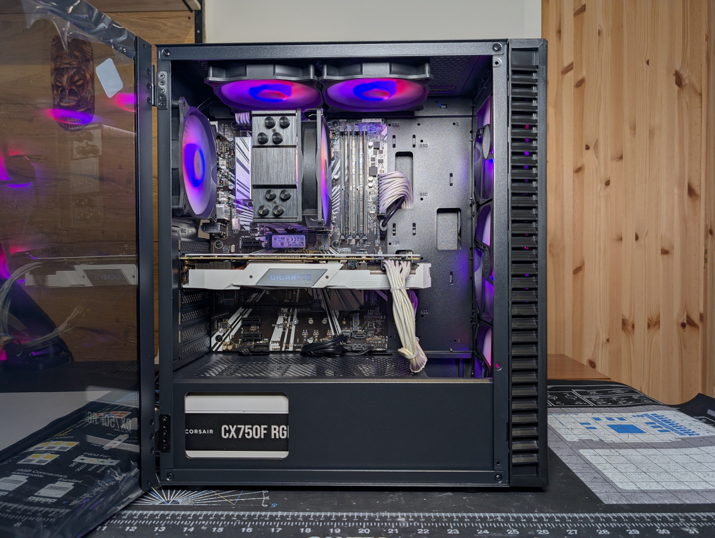 Pelikone sivusta kuvattuna - komponentit näkyvillä