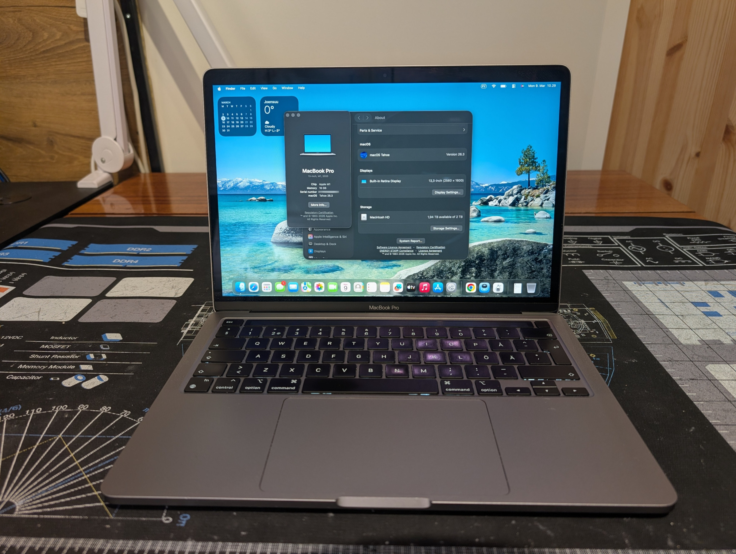 MacBook Pro edestä kuvattuna - Tietokoneen perustietoja