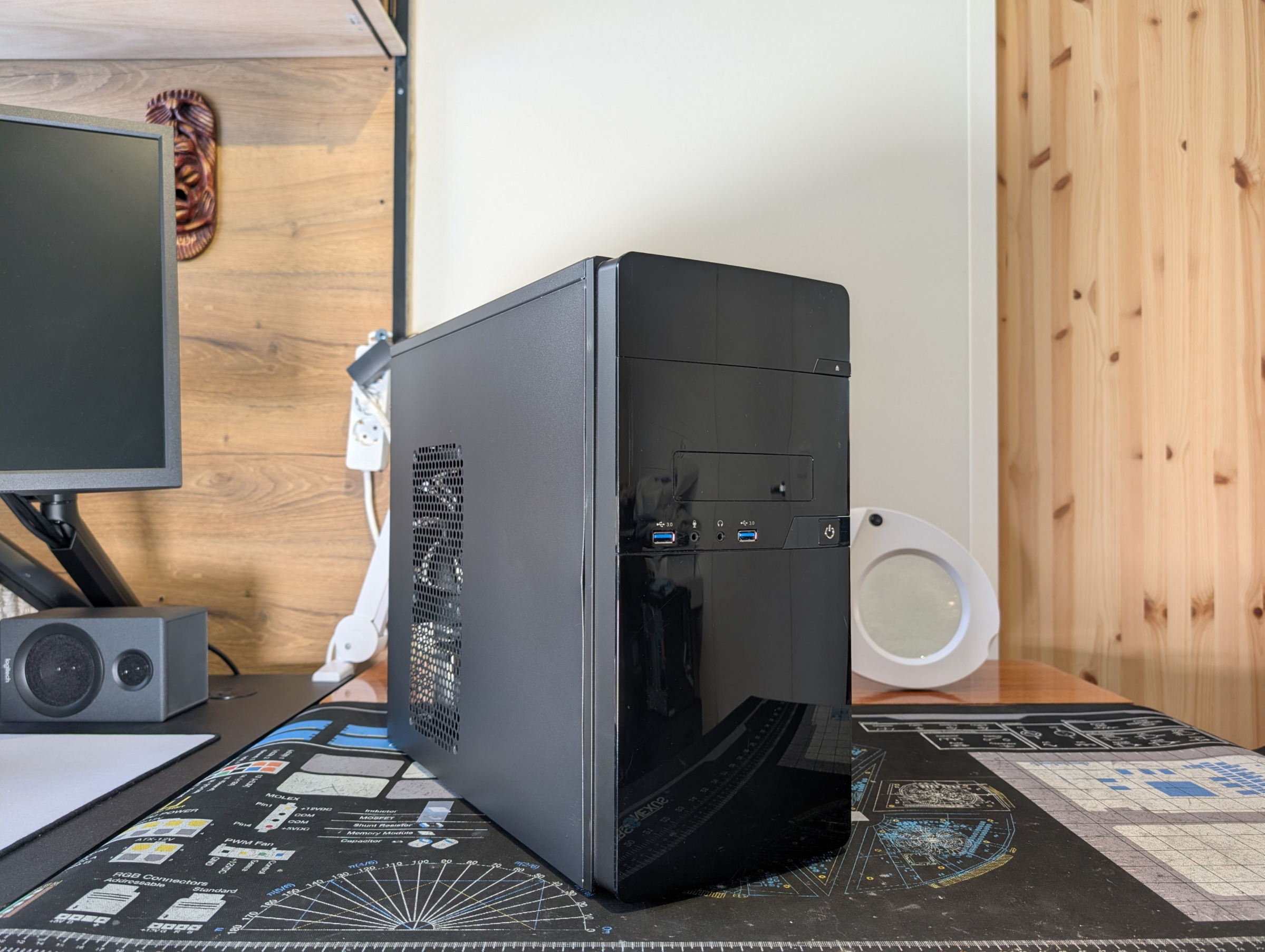 Pelikone viistosta kuvattuna