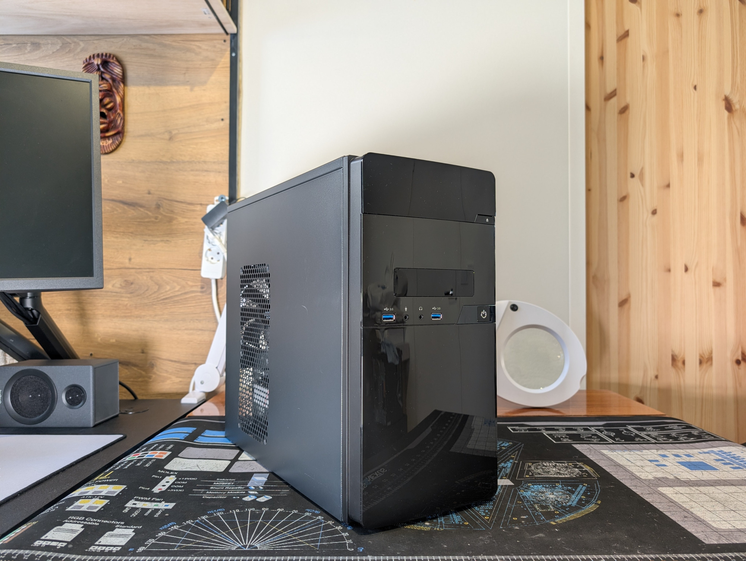 Pelikone viistosta kuvattuna