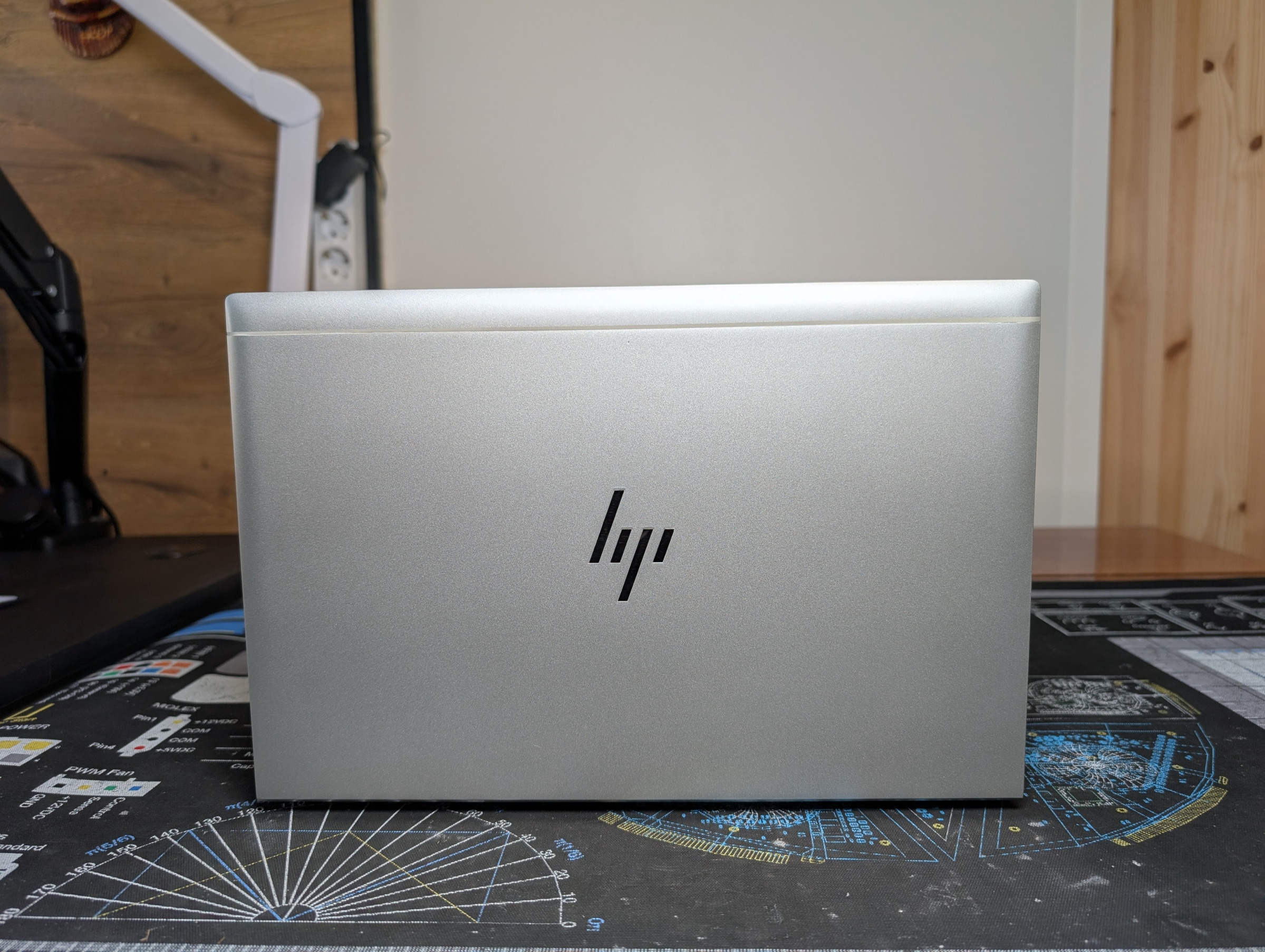 Käytetty kannettava tietokone takakansi