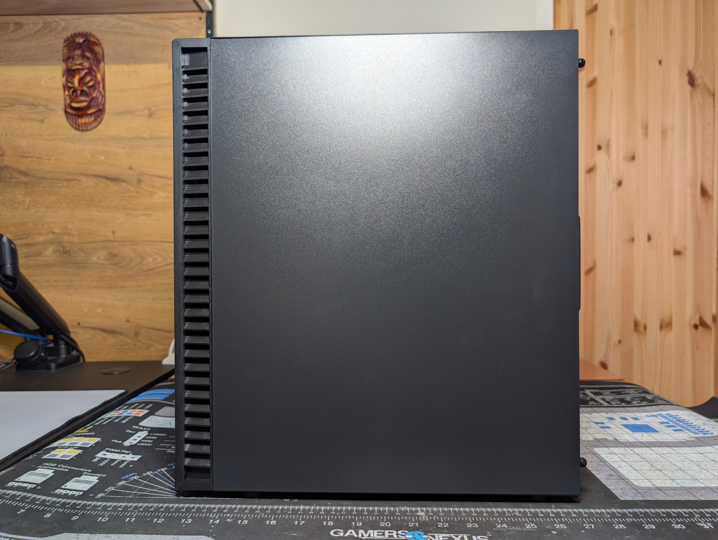 Pelikone toisesta sivusta kuvattuna