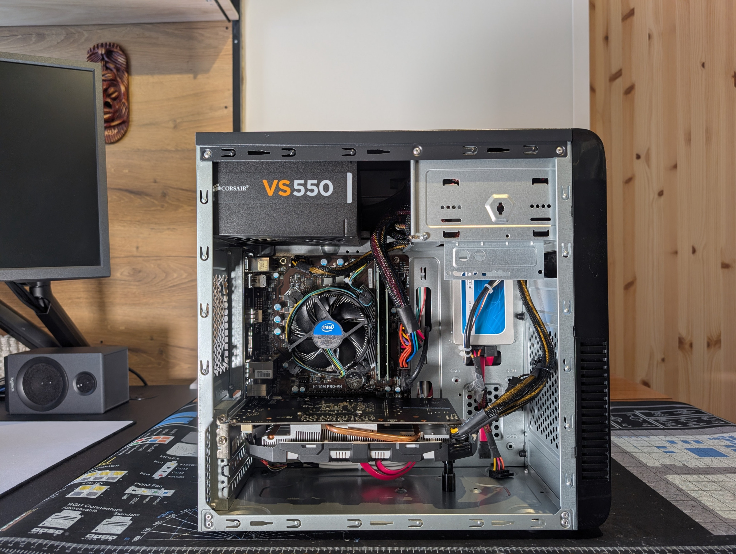 Pelikone sivusta kylkipaneeli poistettuna