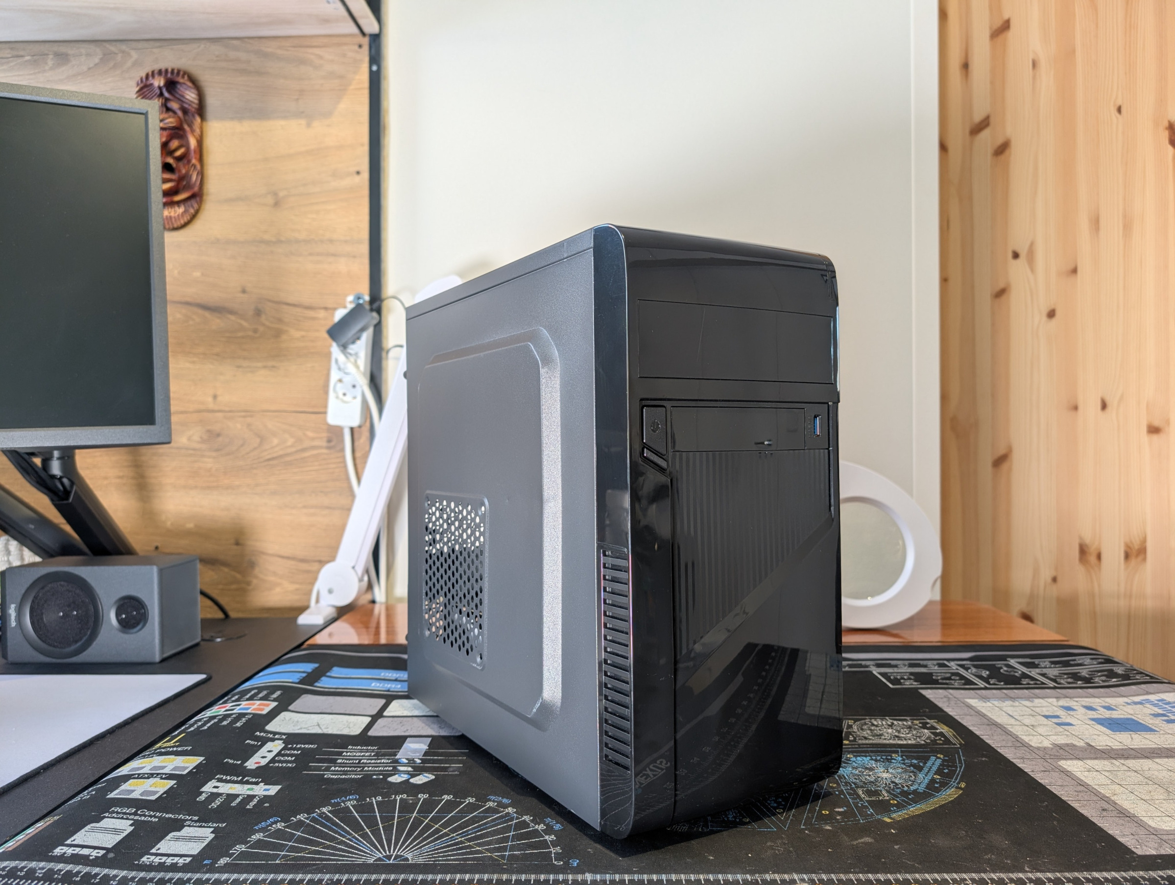 Pelikone viistosta kuvattuna