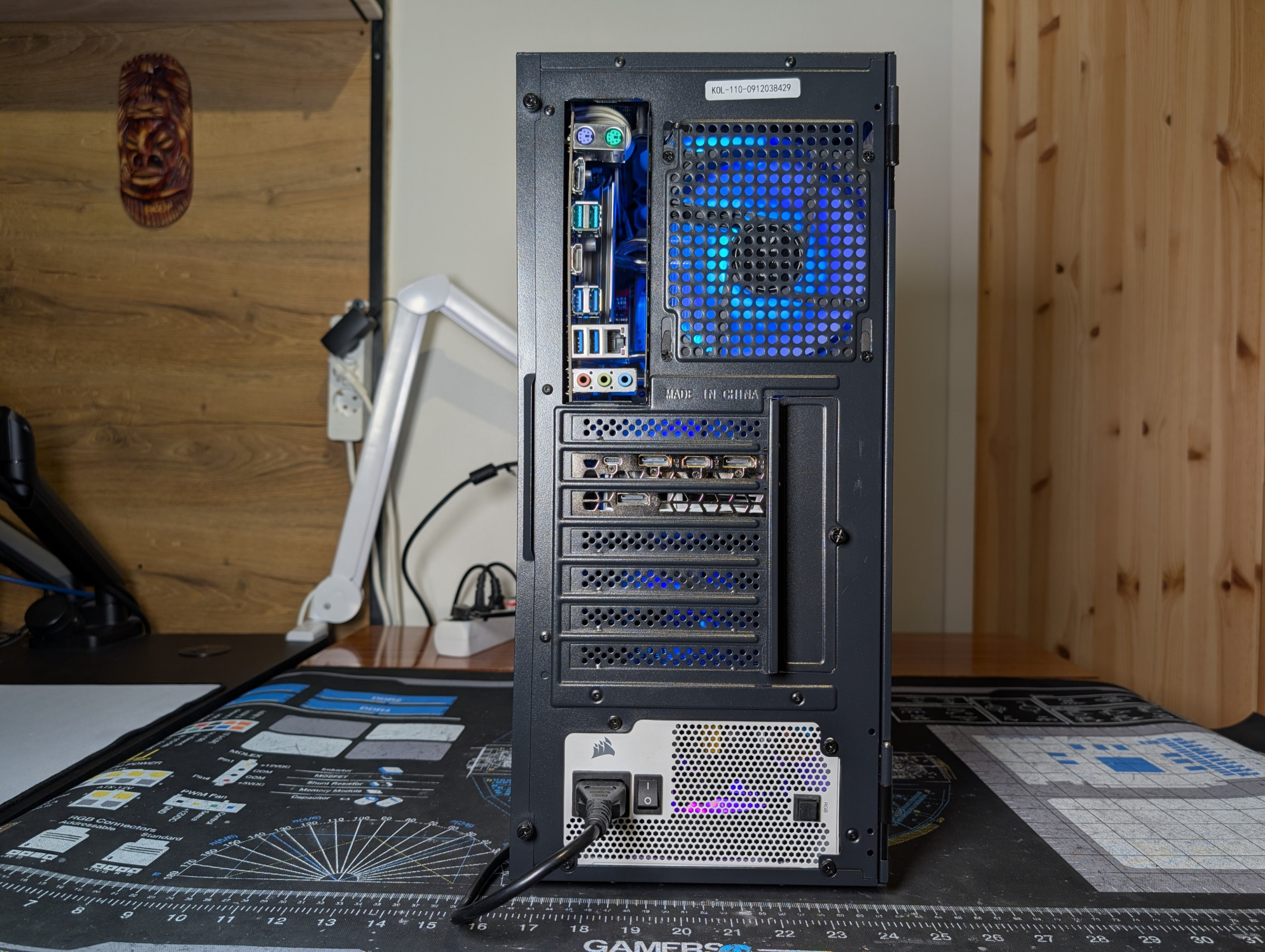 Pelikone takaa kuvattuna - liitännät