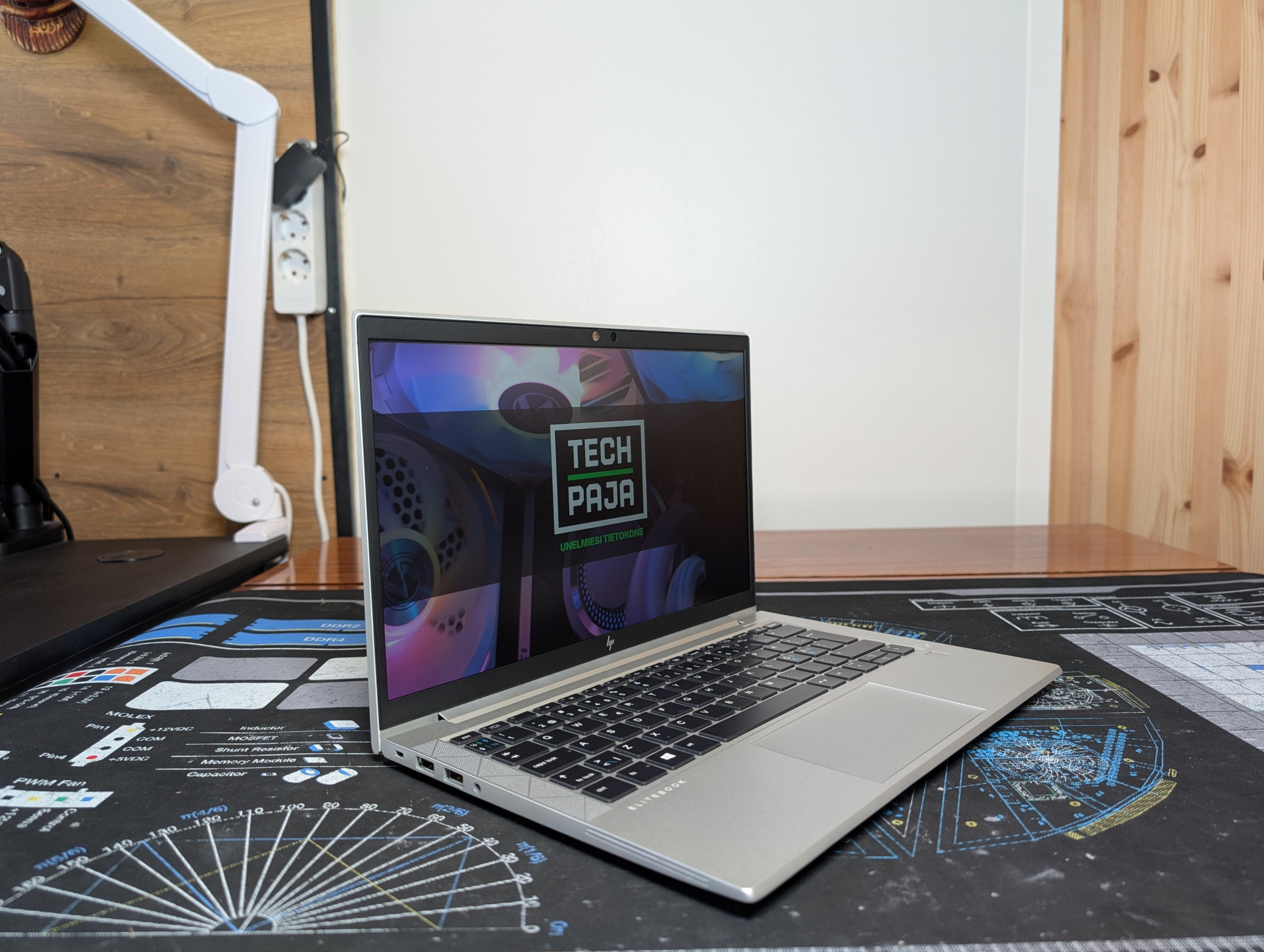 Kannettava tietokone viistosta kuvattuna - toinen sivu